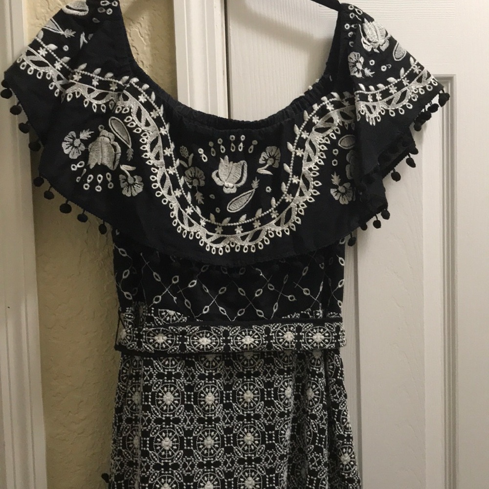 Black & White off-shoulder marisol dress!